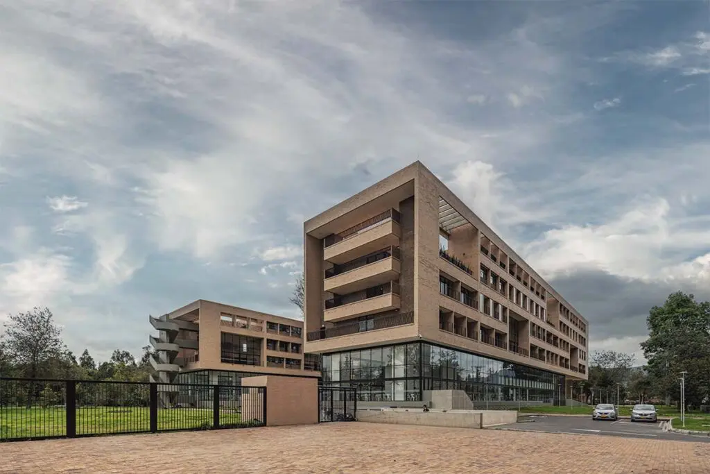 Un edificio en forma de h que redefine la asistencia social en tres espacios