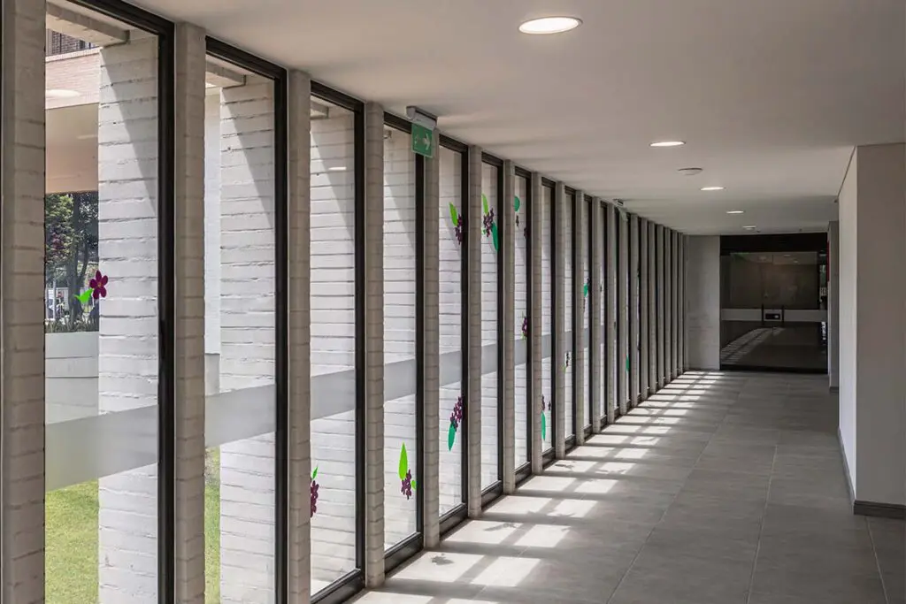 Un edificio en forma de h que redefine la asistencia social en tres espacios