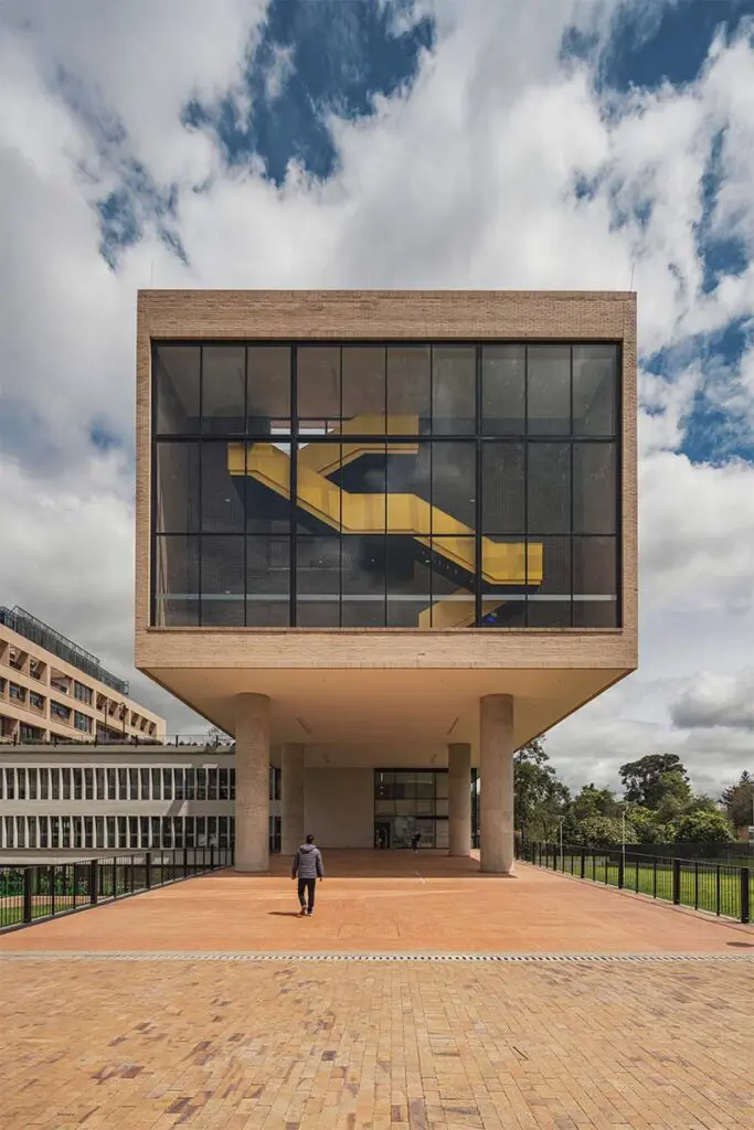 Un edificio en forma de h que redefine la asistencia social en tres espacios