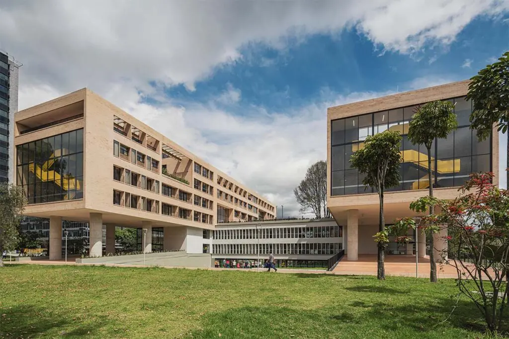 Un edificio en forma de h que redefine la asistencia social en tres espacios