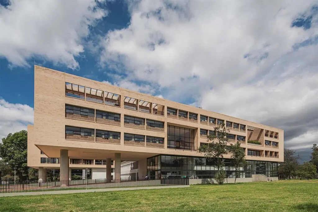 Un edificio en forma de h que redefine la asistencia social en tres espacios