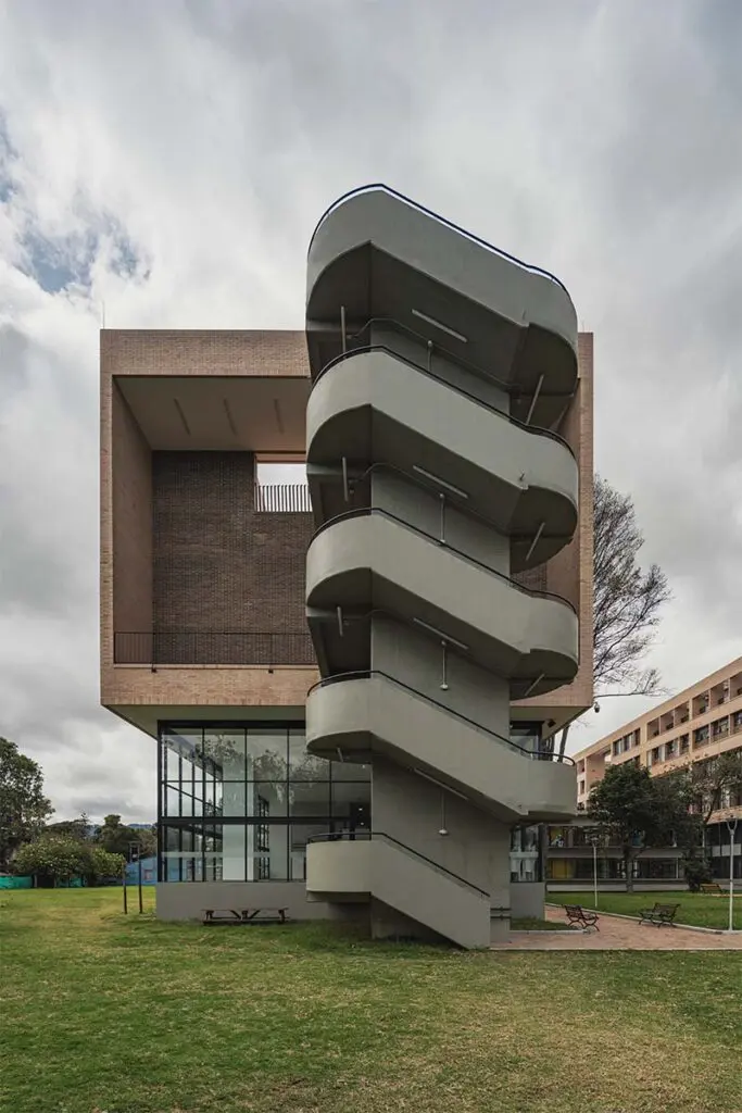 Un edificio en forma de h que redefine la asistencia social en tres espacios