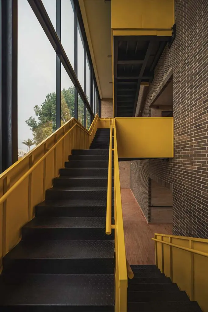 Un edificio en forma de h que redefine la asistencia social en tres espacios