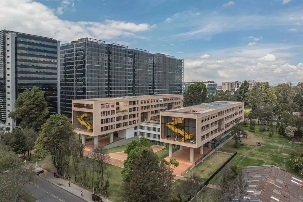 Un edificio en forma de h que redefine la asistencia social en tres espacios