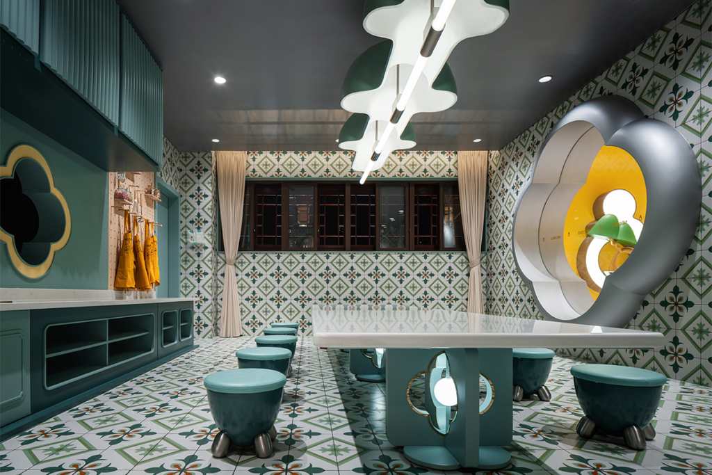 Arquitectura y ficción: un centro de atracciones infantil con un interiorismo innovador