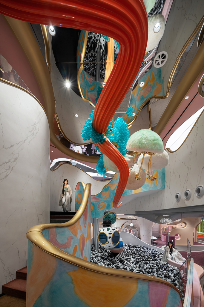 Arquitectura y ficción: un centro de atracciones infantil con un interiorismo innovador