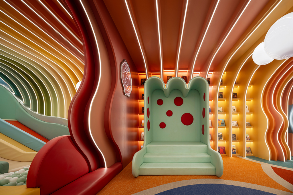 Arquitectura y ficción: un centro de atracciones infantil con un interiorismo innovador