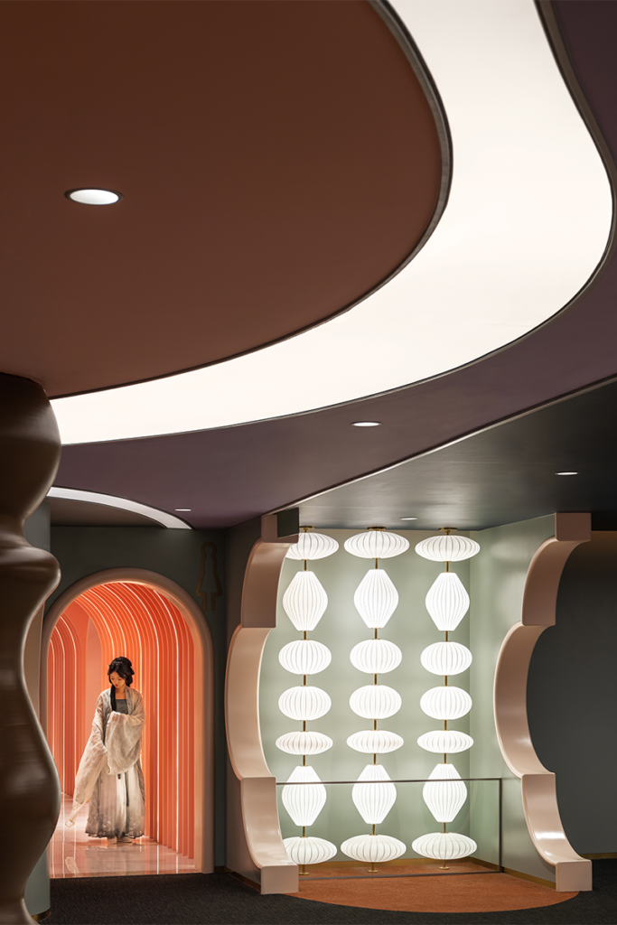 Arquitectura y ficción: un centro de atracciones infantil con un interiorismo innovador