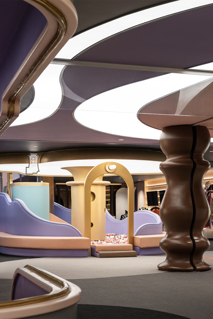 Arquitectura y ficción: un centro de atracciones infantil con un interiorismo innovador