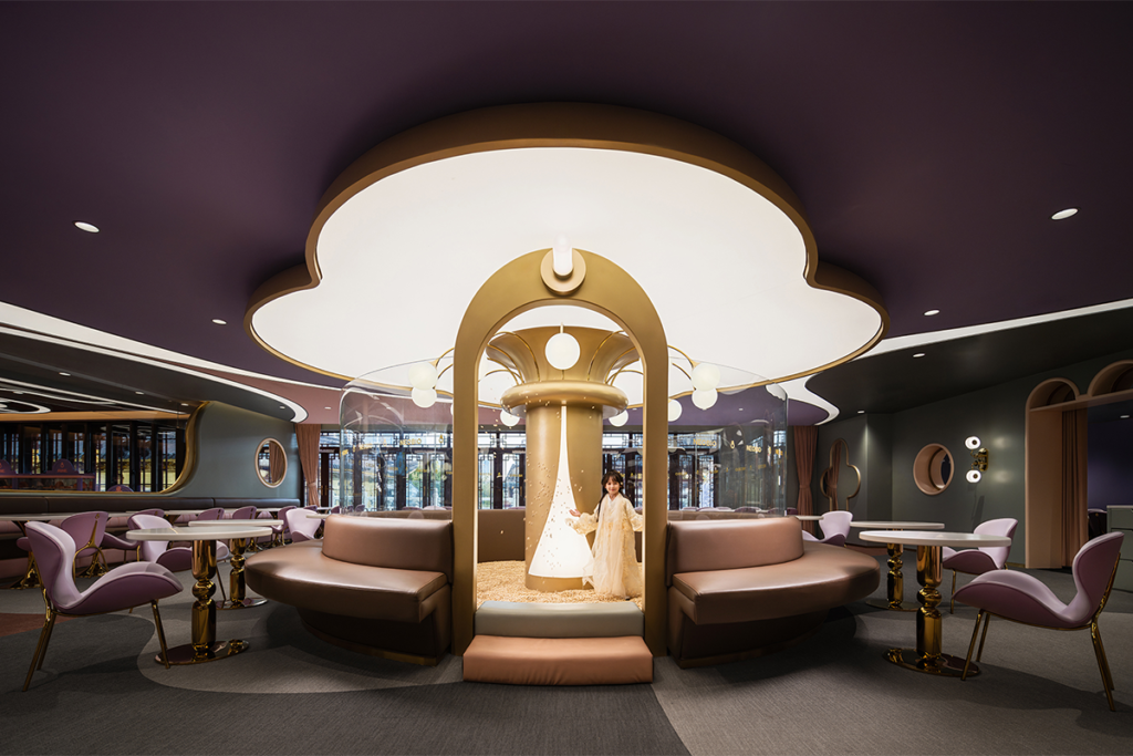 Arquitectura y ficción: un centro de atracciones infantil con un interiorismo innovador