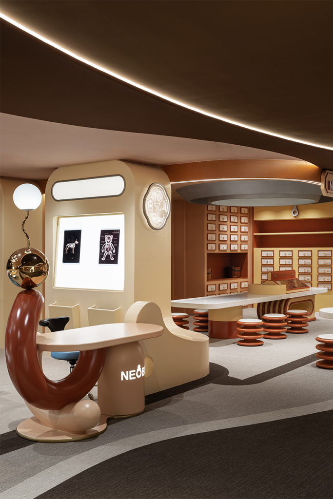 Arquitectura y ficción: un centro de atracciones infantil con un interiorismo innovador