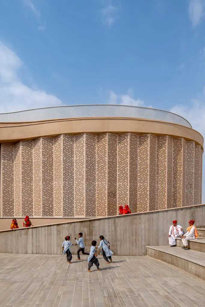 Un centro comunitario en india que goza de un diseño innovador y sostenible