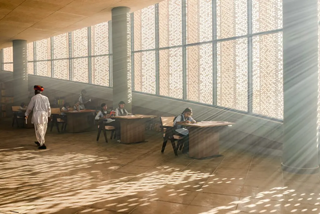 Un centro comunitario en india que goza de un diseño innovador y sostenible