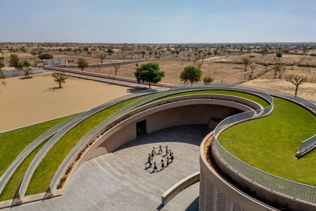 Un centro comunitario en india que goza de un diseño innovador y sostenible