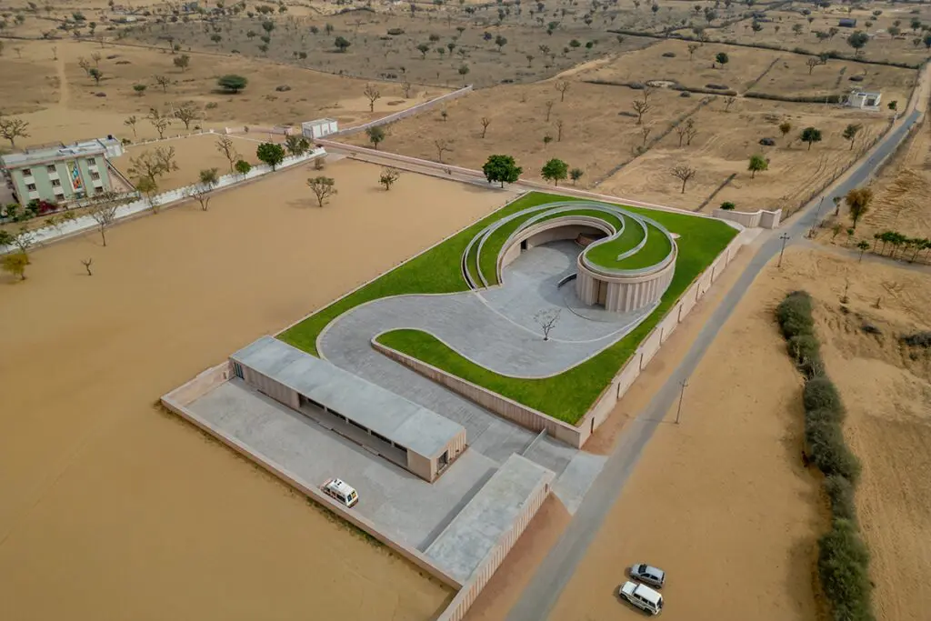 Un centro comunitario en india que goza de un diseño innovador y sostenible