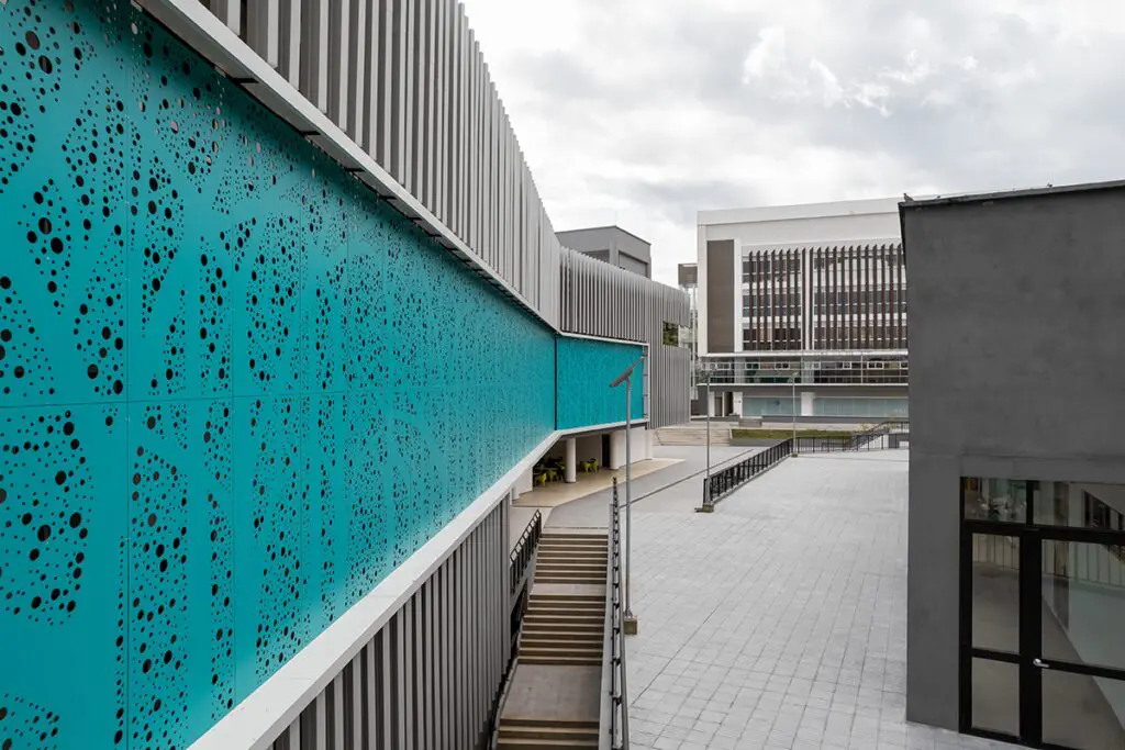 Edificio de la u. Del quindío tiene una arquitectura en consonancia con el entorno