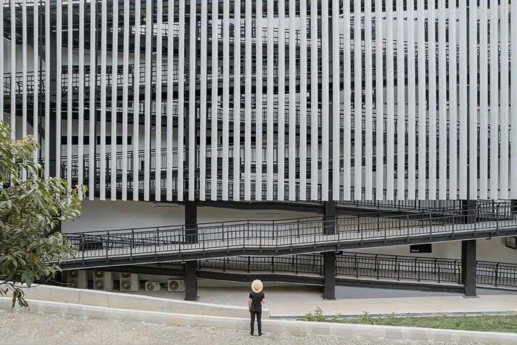 Edificio de la u. Del quindío tiene una arquitectura en consonancia con el entorno
