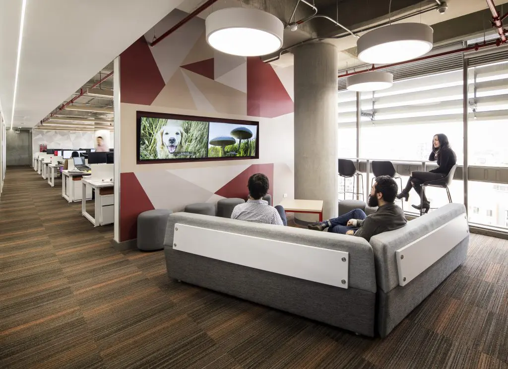 La pandemia nos llevó a transformar nuestros hogares en oficinas improvisadas para afrontar el teletrabajo La pandemia nos llevó a transformar nuestros hogares en oficinas improvisadas para afrontar el teletrabajo