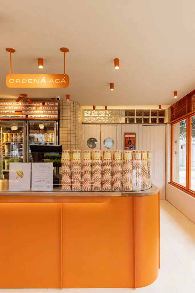 El diseño de esta heladería en bogotá es un viaje a las playas argentinas