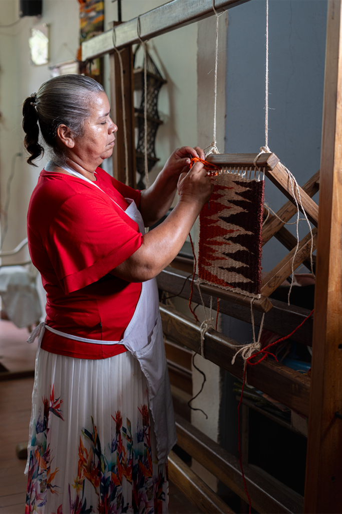 Mujeres desplazadas que tejen esperanza con piezas artesanales en bucaramanga
