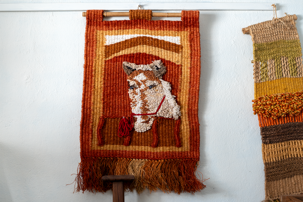 Mujeres desplazadas que tejen esperanza con piezas artesanales en bucaramanga