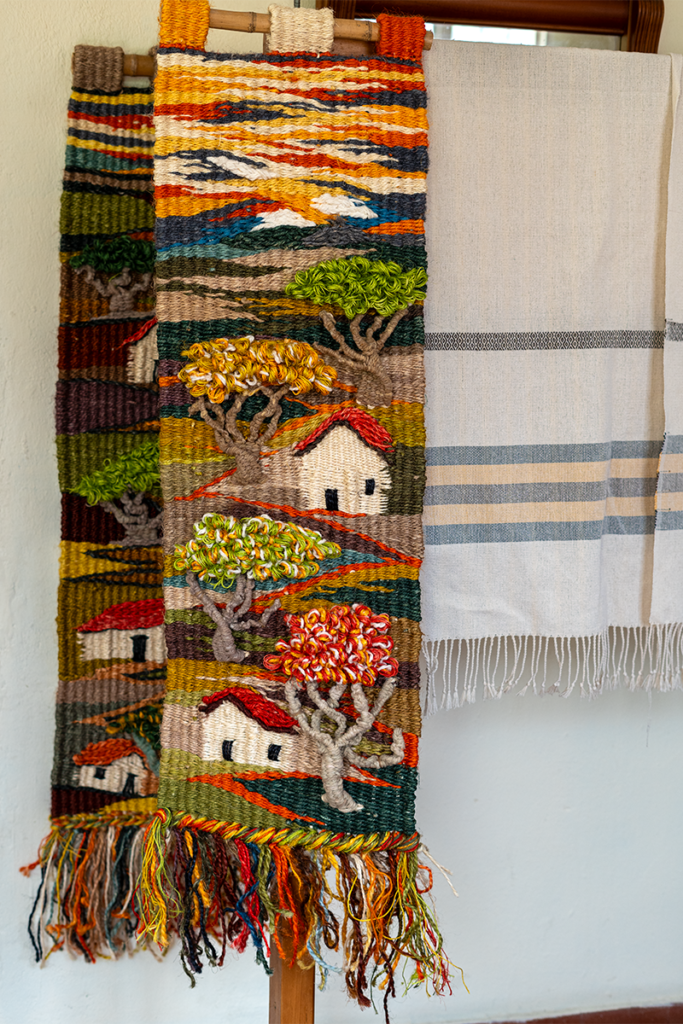 Mujeres desplazadas que tejen esperanza con piezas artesanales en bucaramanga