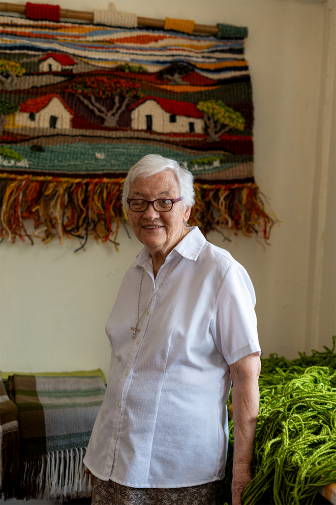Mujeres desplazadas que tejen esperanza con piezas artesanales en bucaramanga