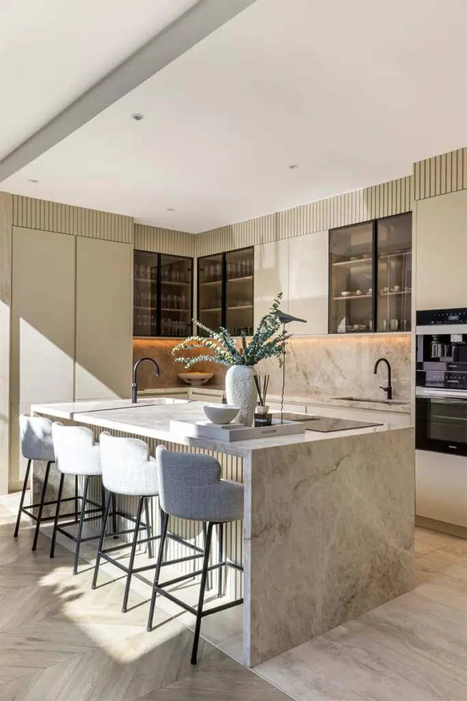 La cocina como protagonista: el arte de diseñar una casa entre la apertura y la reserva