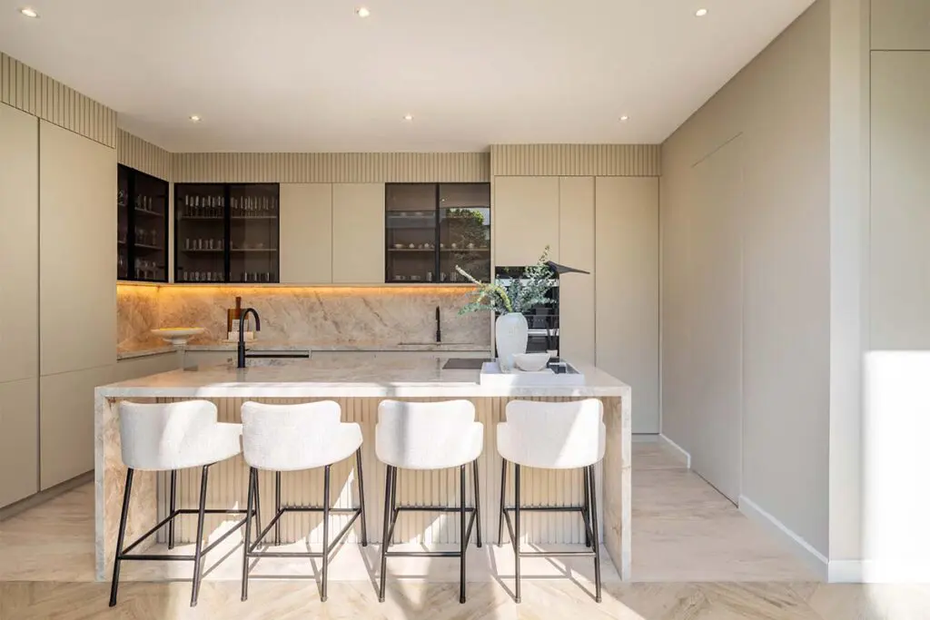 La cocina como protagonista: el arte de diseñar una casa entre la apertura y la reserva