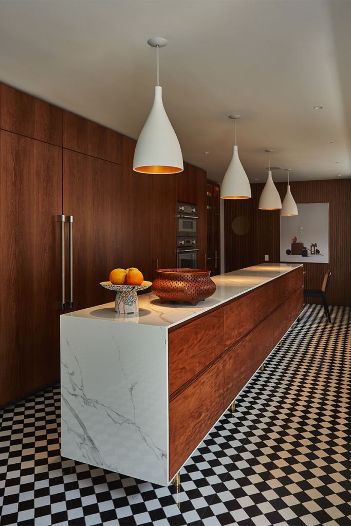 Esta cocina tiene un piso ajedrezado, hecho a mano, que atrae las miradas