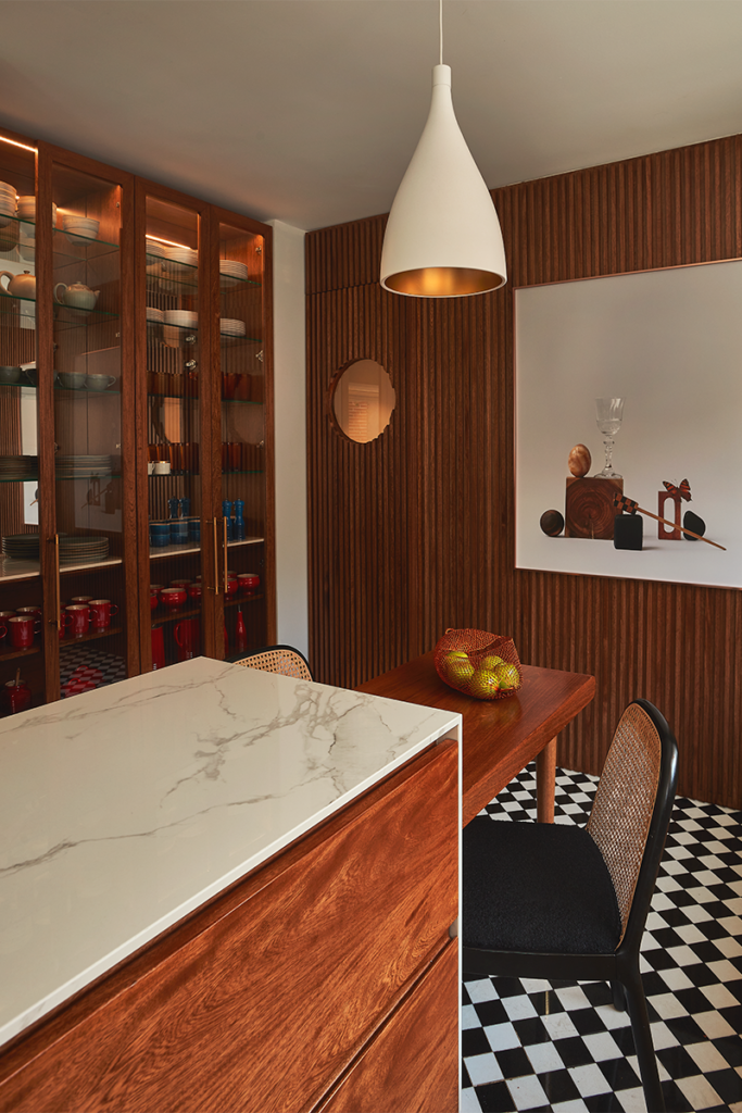 Esta cocina tiene un piso ajedrezado, hecho a mano, que atrae las miradas