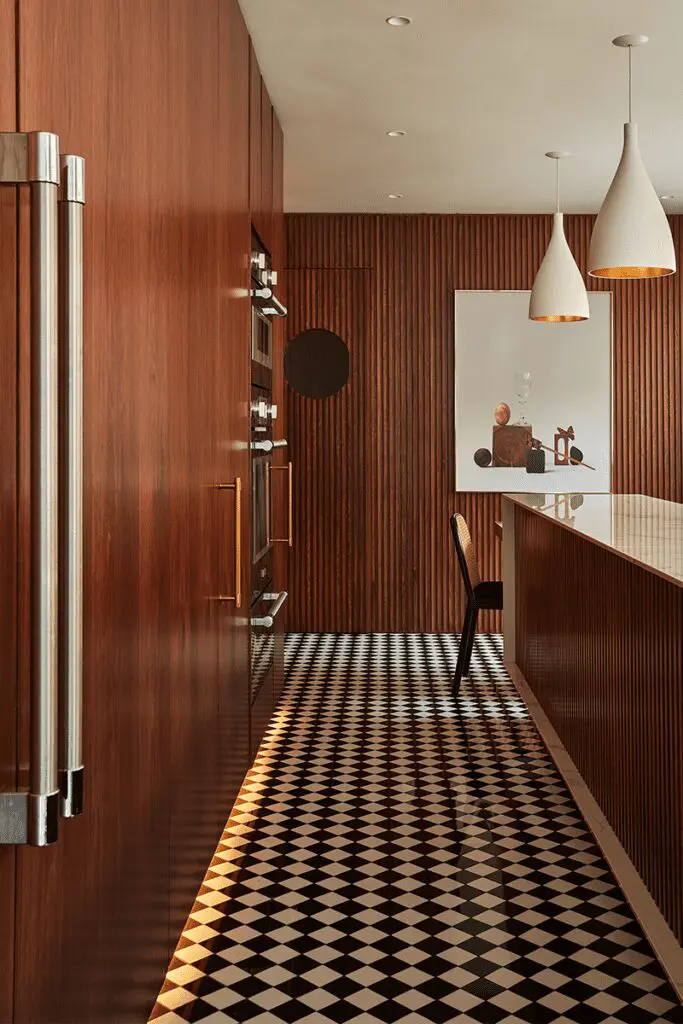 Esta cocina tiene un piso ajedrezado, hecho a mano, que atrae las miradas Esta cocina tiene un piso ajedrezado, hecho a mano, que atrae las miradas