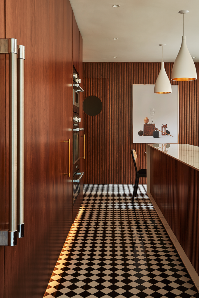 Esta cocina tiene un piso ajedrezado, hecho a mano, que atrae las miradas