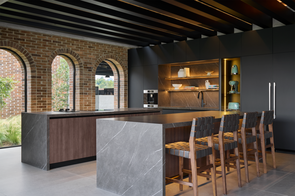 Esta cocina con dos islas es en un lugar para disfrutar la vida