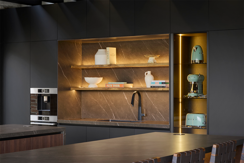 Esta cocina con dos islas es en un lugar para disfrutar la vida