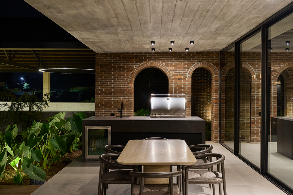 Esta cocina con dos islas es en un lugar para disfrutar la vida