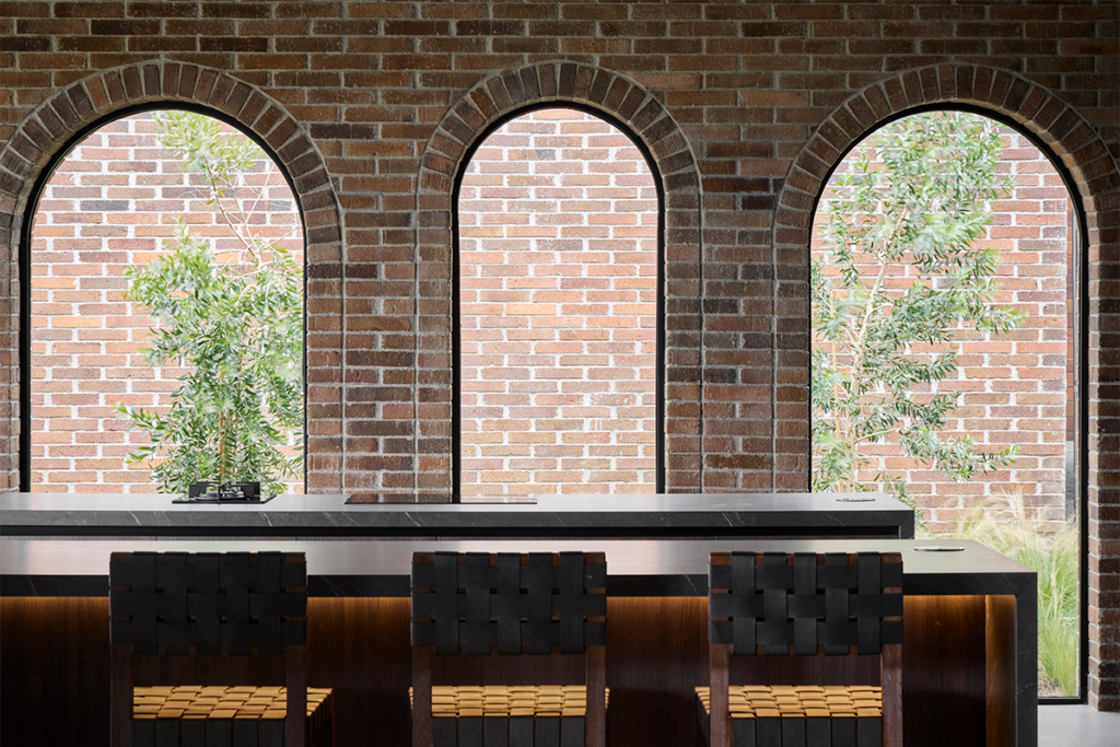 Esta cocina con dos islas es en un lugar para disfrutar la vida