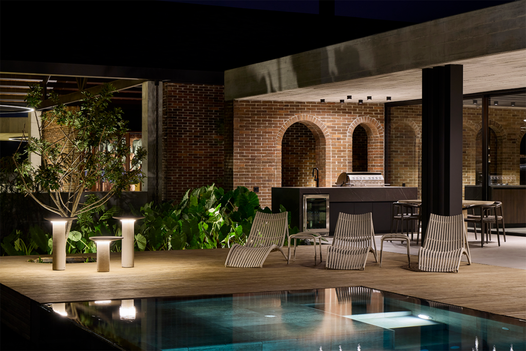 Esta cocina con dos islas es en un lugar para disfrutar la vida