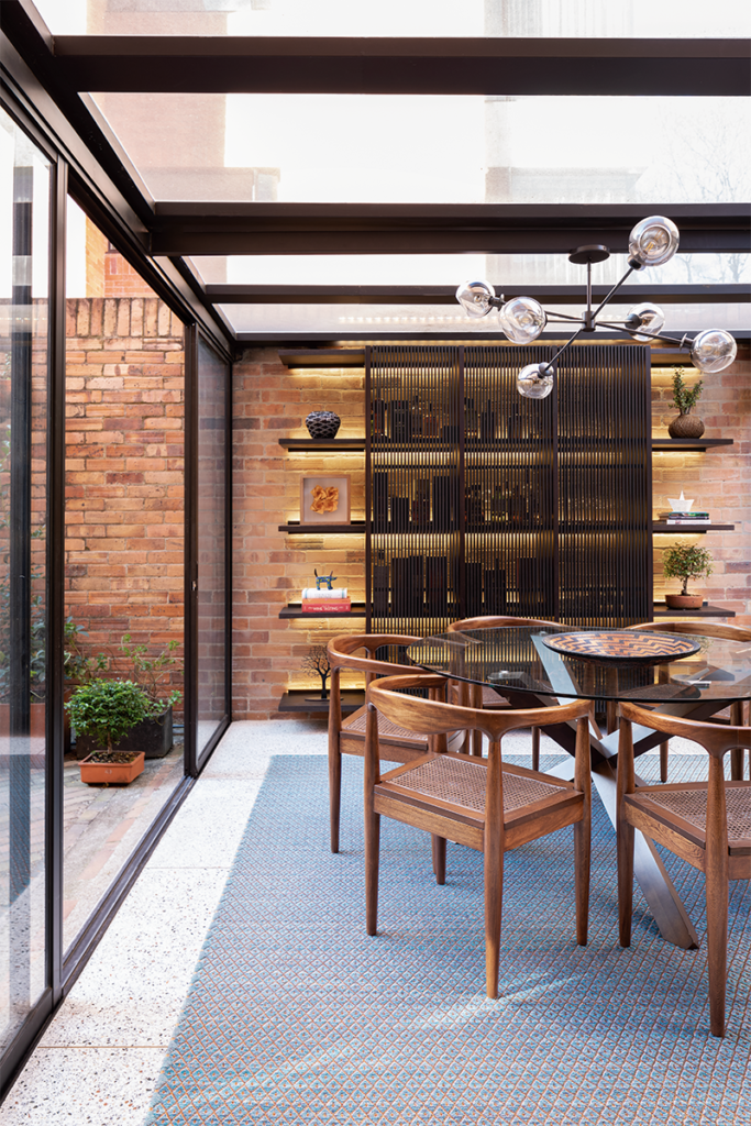 En bogotá, esta terraza se integra al diseño de la cocina