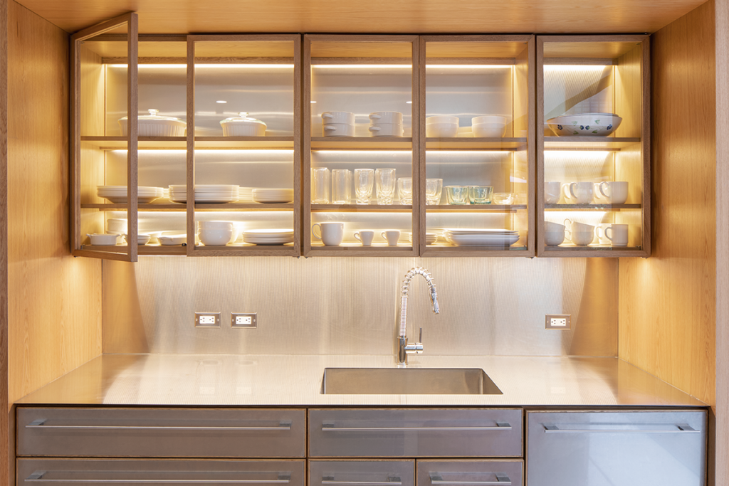 En bogotá, esta terraza se integra al diseño de la cocina