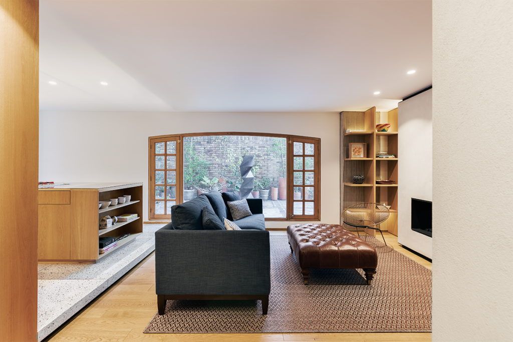 En bogotá, esta terraza se integra al diseño de la cocina