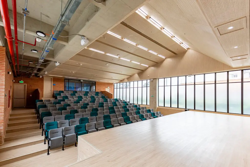 Este colegio en bogotá desdibuja sus límites para crear un sentido de colectividad