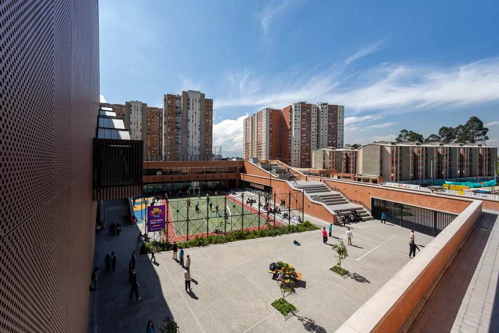 Este colegio en bogotá desdibuja sus límites para crear un sentido de colectividad
