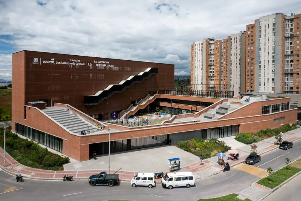 Este colegio en bogotá desdibuja sus límites para crear un sentido de colectividad