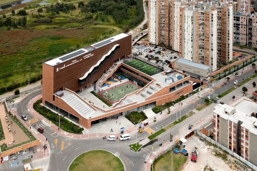 Este colegio en bogotá desdibuja sus límites para crear un sentido de colectividad