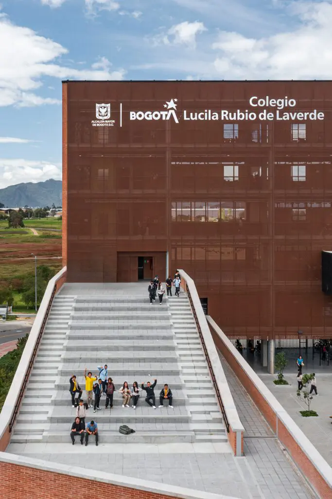 Este colegio en bogotá desdibuja sus límites para crear un sentido de colectividad