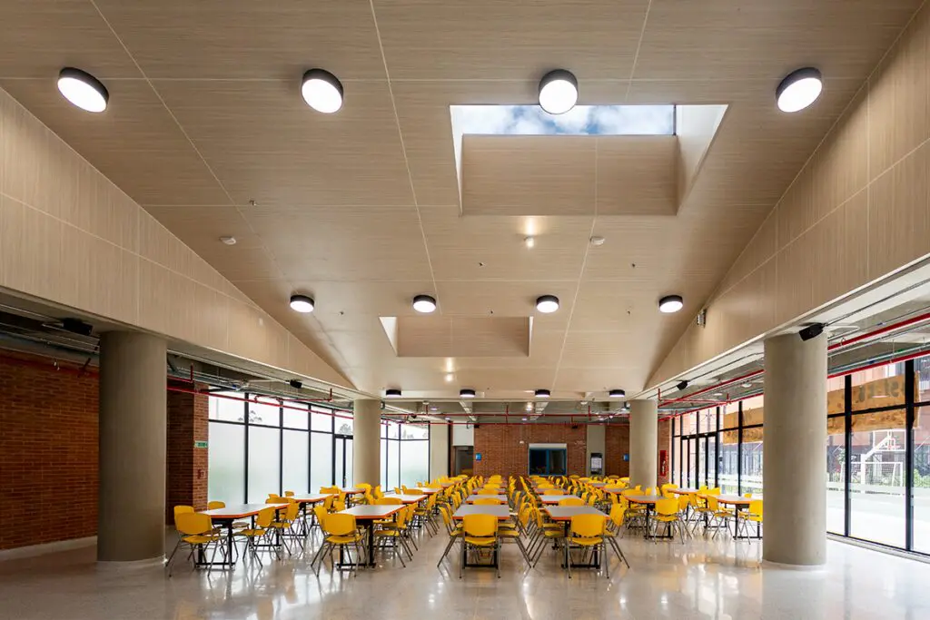 Este colegio en bogotá desdibuja sus límites para crear un sentido de colectividad