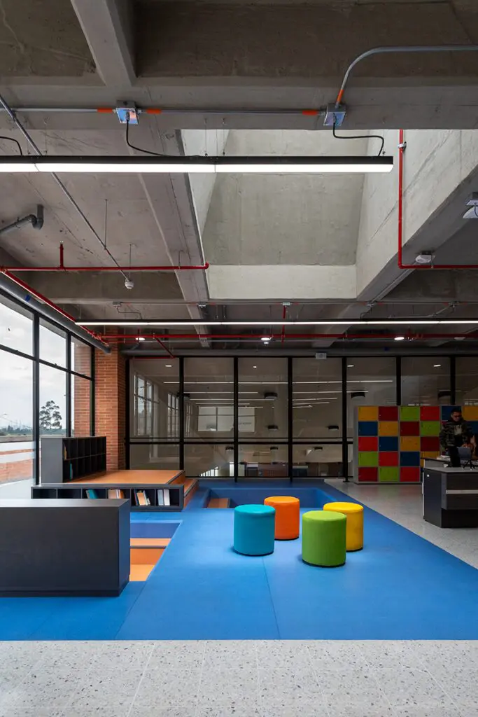 Este colegio en bogotá desdibuja sus límites para crear un sentido de colectividad