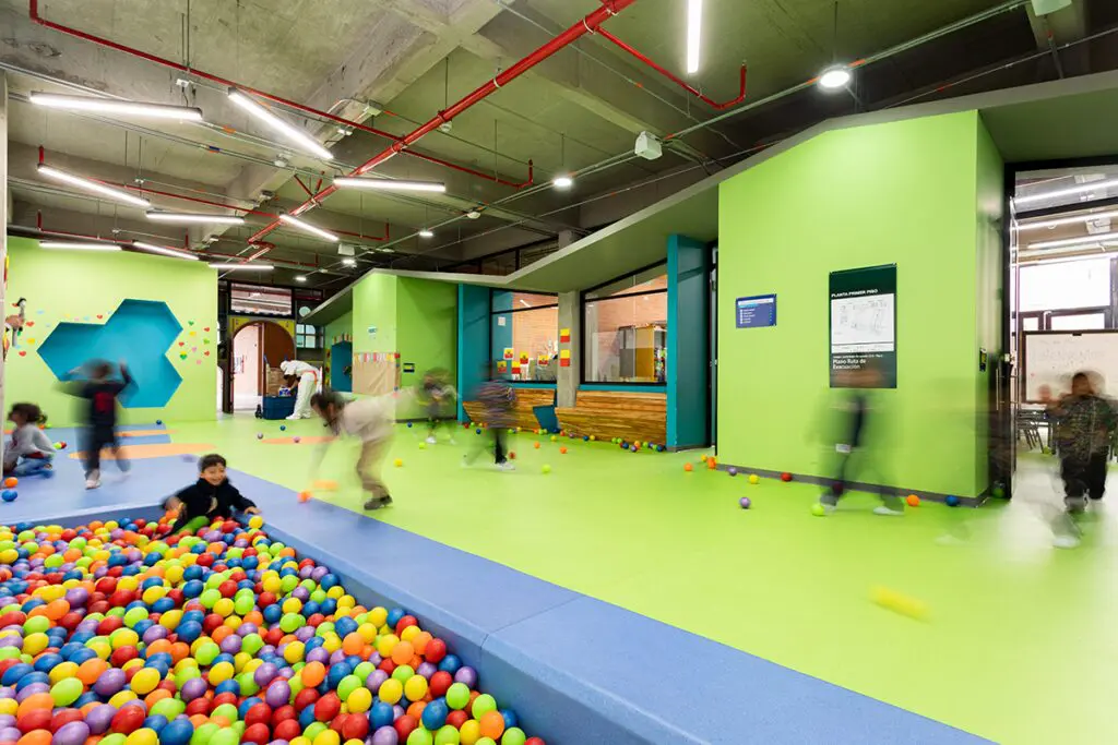 Este colegio en bogotá desdibuja sus límites para crear un sentido de colectividad