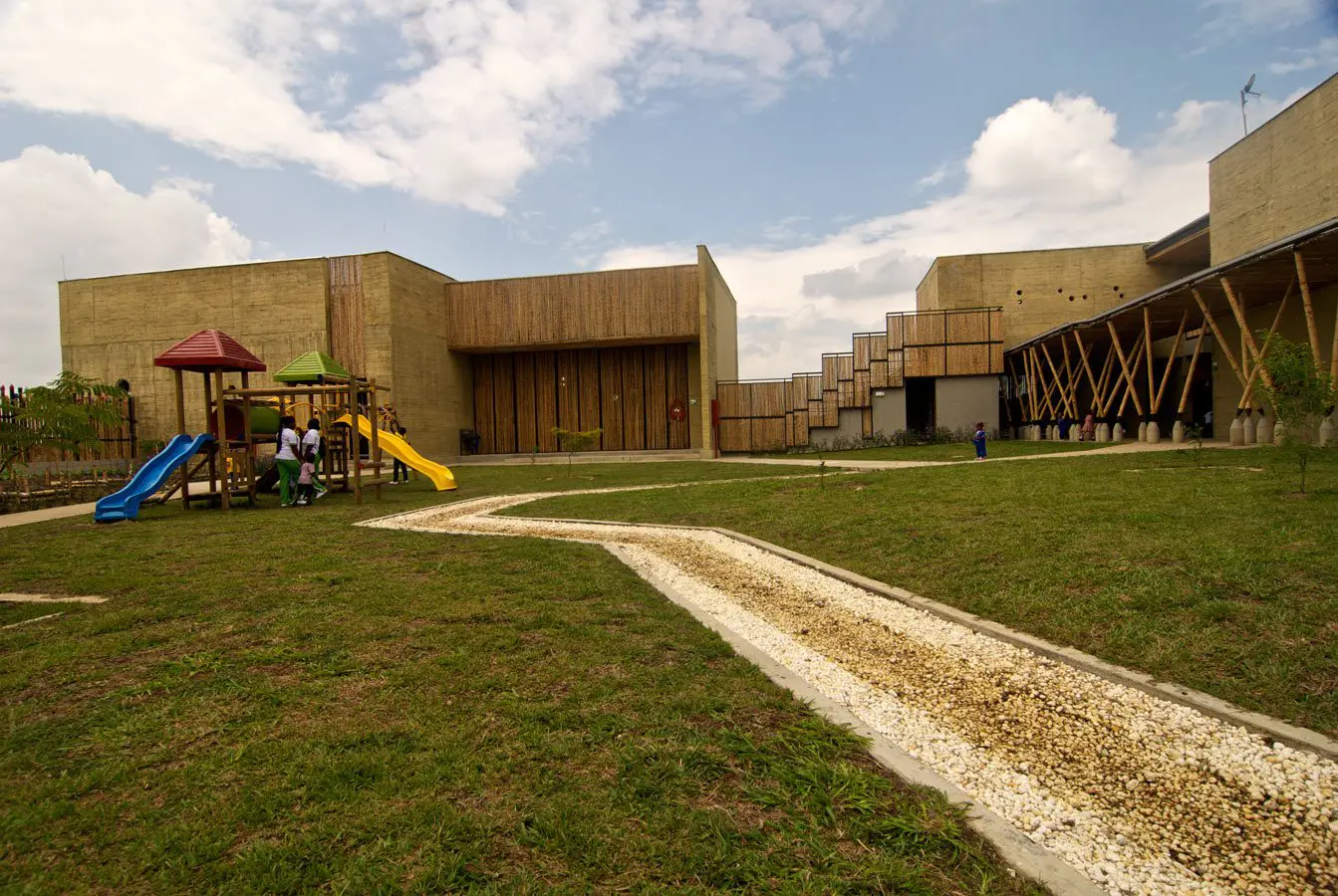 La construcción de este colegio sostenible en cauca salvó la comunidad La construcción de este colegio sostenible en cauca salvó la comunidad